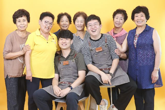 부산일보 기자와 PD가 제작한 산복빨래방에서의 이야기를 다룬 <산복빨래방>이 2024 원북원부산 일반 부문 최종 후보 3권에 올랐다. 산복빨래방 프로젝트에 참여한 산복도로 주민들과 산복빨래방 직원들. 부산일보DB