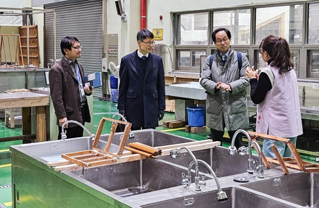 법제처는 15일 전주시 한국전통문화전당을 찾아 전통문화산업 진흥법 입법 경과를 설명하고 향후 법제적 지원 방안을 논의하는 간담회를 개최했다. 사진은 한지산업지원센터를 방문한 모습. 법제처 제공