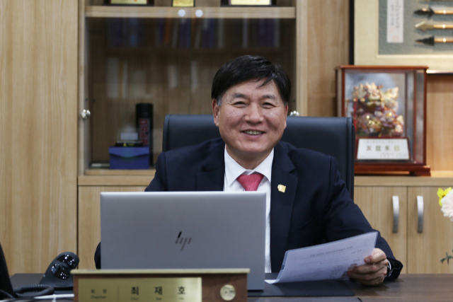 창원상공회의소 제5대 회장에 선출된 최재호 무학그룹 회장이 최근 <부산일보>와 인터뷰를 하는 모습. 창원상공회의소 제공