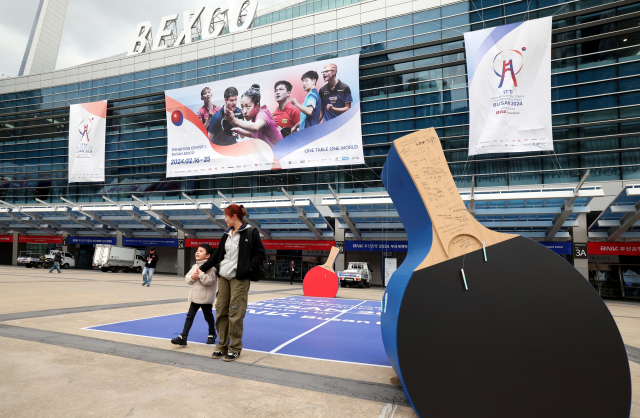 ‘BNK부산은행 2024 부산세계탁구선수권대회’가 하루 앞으로 다가온 15일 오후 대회 장소인 부산 해운대구 벡스코 광장에 대형 탁구채 조형물이 설치돼 있다. 정종회 기자
