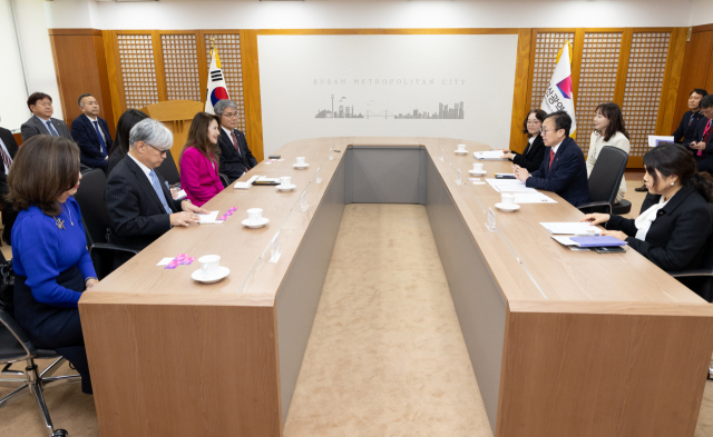 15일 부산시청에서 김광회 부산시 경제부시장과 일본 후쿠오카 상공회의소 대표단이 면담을 하고 있다. 정대현 기자 jhyun@