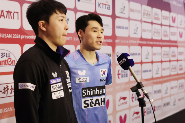 16일 부산 벡스코에서 열린 ‘BNK부산은행 2024 부산세계탁구선수권’ 조별리그 1차전 한국과 폴란드 경기에서 승리를 거둔 장우진(오른쪽)과 임종훈이 인터뷰를 하고 있다. 부산세계탁구선수권 조직위 제공