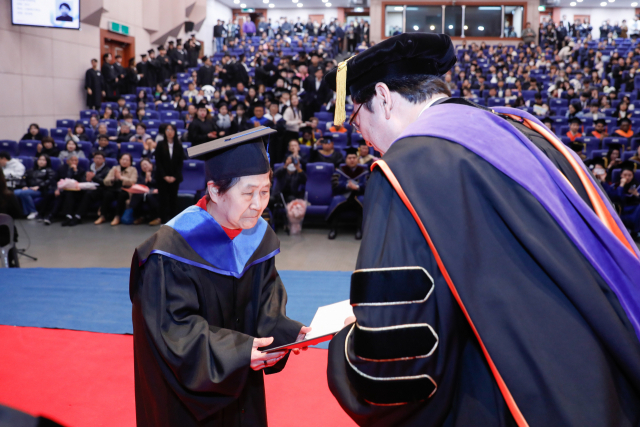 16일 동서대학교 선교복지대학원 사회복지학과 김숙희(80) 씨가 석사 학위를 취득했다. 동서대학교 제공
