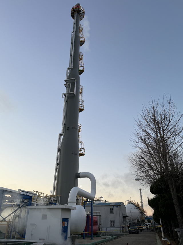 화물연대 울주지부가 17일 새벽 울산 석유화학공단 한국알콜산업 울산공장 내 55m 높이 플레어스텍에 올라가 노조원 복직, 손배가압류 철회 등을 요구하며 고공농성을 벌이고 있다. 독자 제공