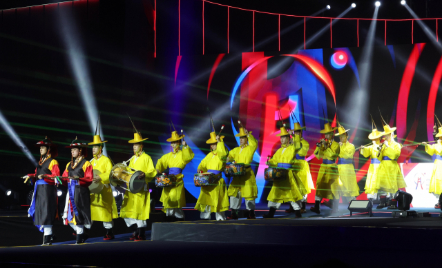 BNK부산은행 2024 부산세계탁구선수권대회 개회식이 17일 오후 부산 벡스코 초피홀에서 열렸다. 개회식 오프닝 퍼포먼스로 취타대가 입장하고 있다. 정종회 기자 jjh@