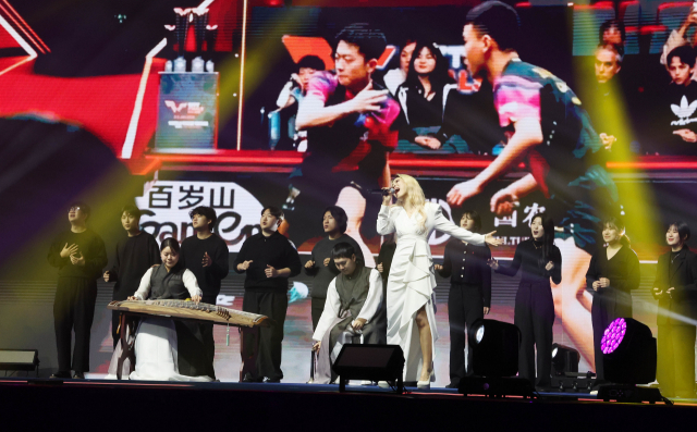 BNK부산은행 2024 부산세계탁구선수권대회 개회식이 17일 오후 부산 벡스코 초피홀에서 열렸다. 초청 가수 소향이 공연을 하고 있다. 정종회 기자 jjh@