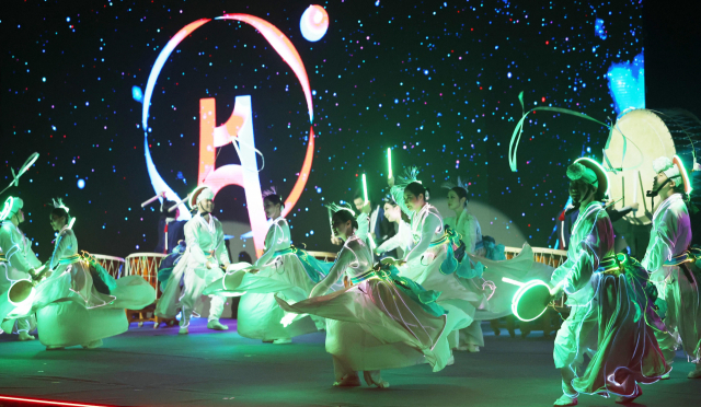 BNK부산은행 2024 부산세계탁구선수권대회 개회식이 17일 오후 부산 벡스코 초피홀에서 열렸다. 축하공연으로 미디어 퍼포먼스와 전통 국악 퓨전 공연이 진행되고 있다. 정종회 기자 jjh@