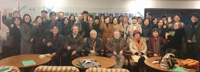 정영선 회장의 새 집행부를 구성한 부산소설가협회 정기총회. 부산소설가협회 제공