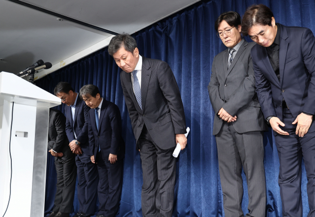 인사하는 정몽규 대한축구협회장 (서울=연합뉴스) 류영석 기자 = 한국 축구 국가대표팀 사안 관련 임원 회의를 마친 정몽규 대한축구협회장이 16일 오후 서울 종로구 축구회관에서 회의 결과를 발표한 뒤 고개 숙여 인사하고 있다. 2024.2.16 ondol@yna.co.kr (끝)