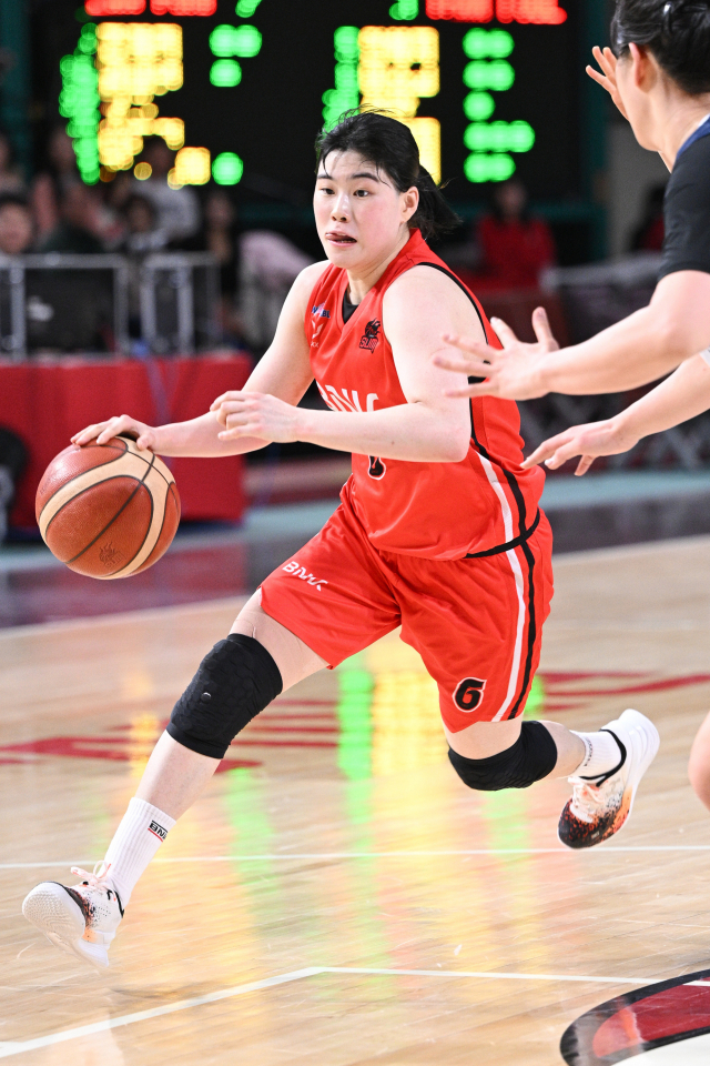 부산 BNK썸 이소희가 17일 창원체육관에서 열린 우리은행 우리WON 2023-2024 여자프로농구 정규리그 신한은행과의 홈 경기에서 드리블을 하고 있다. WKBL 제공