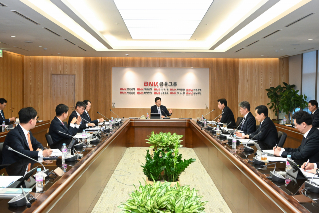 BNK금융그룹 빈대인 회장이 지난달 그룹 계열사 업무 보고를 받고 있다. BNK금융그룹 제공
