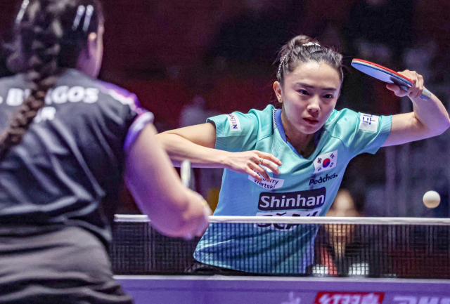 탁구 국가대표 전지희가 18일 오후 부산 해운대구 벡스코에서 열린 ‘BNK부산은행 2024 부산세계탁구선수권대회’ 여자단체전 조별리그 5조 3차전 대한민국과 푸에르토리코의 경기에서 리시브를 하고 있다. 김종진 기자 kjj1761@