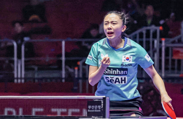 탁구 국가대표 전지희가 18일 오후 부산 해운대구 벡스코에서 열린 ‘BNK부산은행 2024 부산세계탁구선수권대회’ 여자단체전 조별리그 5조 3차전 대한민국과 푸에르토리코의 경기에서 득점에 성공하자 주먹을 쥐고 기뻐하고 있다. 김종진 기자 kjj1761@