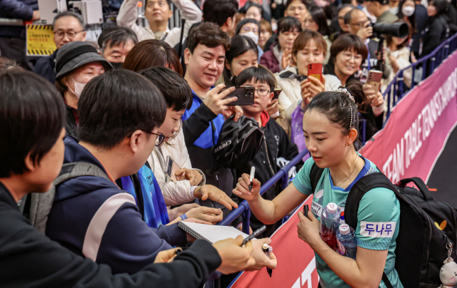 탁구 국가대표 전지희가 지난달 18일 오후 부산 해운대구 벡스코에서 열린 'BNK부산은행 2024 부산세계탁구선수권대회' 여자단체전 조별리그 5조 3차전 대한민국과 푸에르토리코의 경기에서 승리한 뒤 팬들의 요청에 사인을 하고 있다. 김종진 기자 kjj1761@