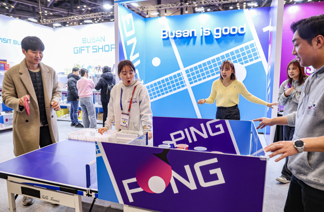 'BNK부산은행 2024 부산세계탁구선수권대회' 가 진행중인 18일 오후 부산 해운대구 벡스코에서 탁구 팬들이 팬존에서 다양한 체험을 하고 있다. 김종진 기자 kjj1761@