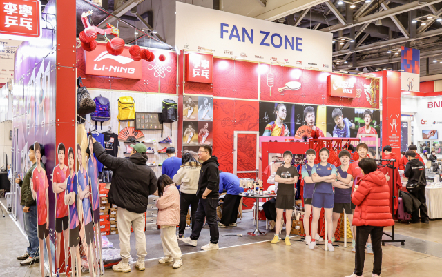 'BNK부산은행 2024 부산세계탁구선수권대회' 가 진행중인 18일 오후 부산 해운대구 벡스코에서 탁구 팬들이 팬존에서 다양한 체험을 하고 있다. 김종진 기자 kjj1761@