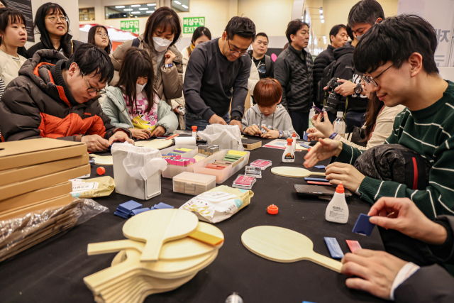 'BNK부산은행 2024 부산세계탁구선수권대회' 가 진행중인 18일 오후 부산 해운대구 벡스코에서 탁구 팬들이 팬존에서 다양한 체험을 하고 있다. 김종진 기자 kjj1761@