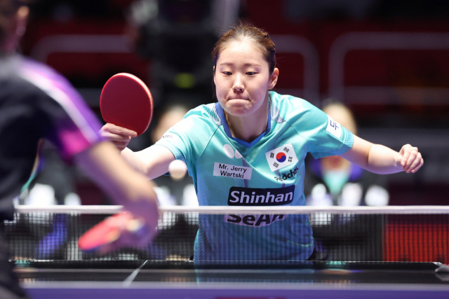 탁구 국가대표 이시온이 18일 오후 부산 해운대구 벡스코에서 열린 ‘BNK부산은행 2024 부산세계탁구선수권대회’ 여자단체전 조별리그 5조 3차전 대한민국과 푸에르토리코의 경기에서 리시브를 하고 있다. 부산세계탁구선수권 조직위 제공