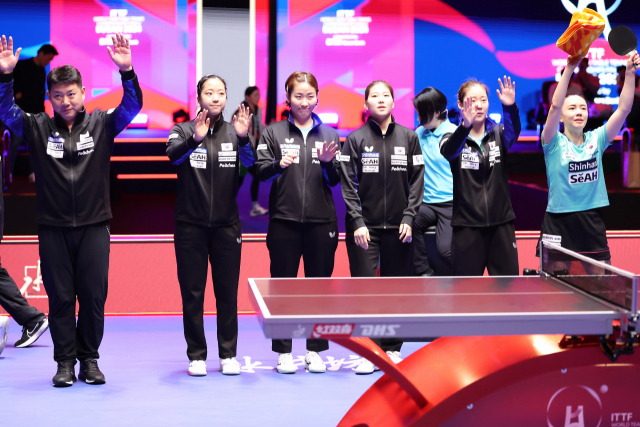 한국 탁구 여자대표팀이 18일 오후 부산 해운대구 벡스코에서 열린 ‘BNK부산은행 2024 부산세계탁구선수권대회’ 여자단체전 조별리그 5조 3차전 푸에르토리코와 경기에서 승리한 뒤 관중들에게 인사하고 있다. 부산세계탁구선수권 조직위 제공