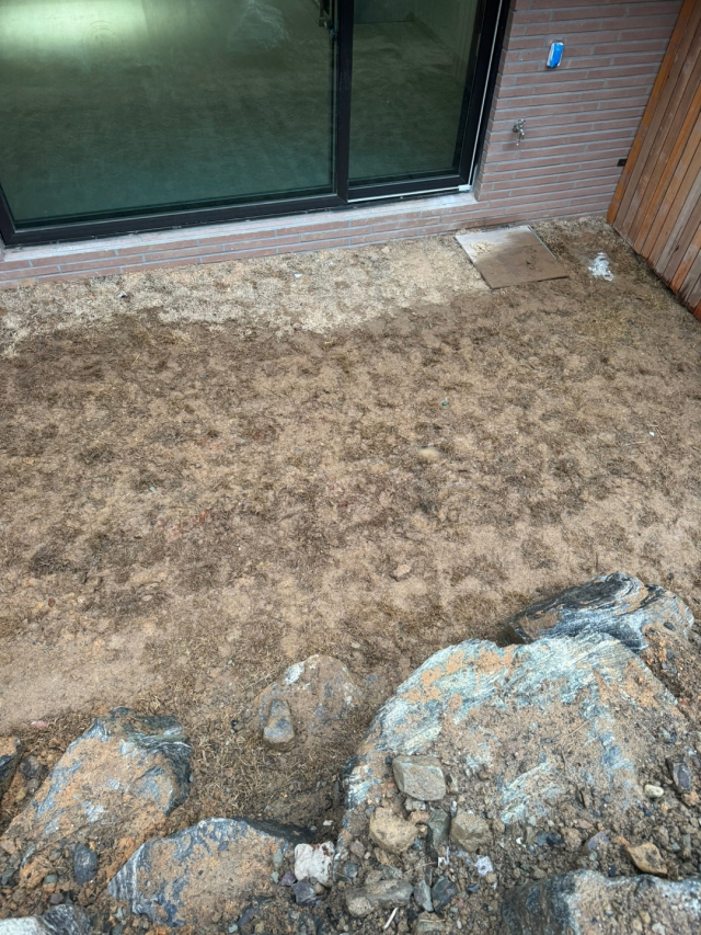 세대 앞 테라스 모습. 배수가 불량해 땅이 진흙탕처럼 돼있다. 비대위 제공