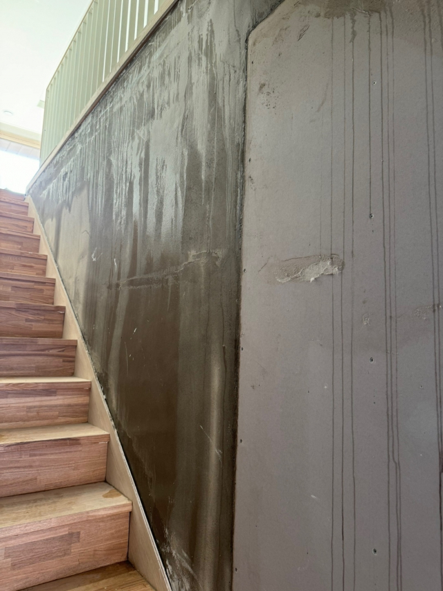 신진주역세권에 들어서는 파밀리에 피아체의 한 세대 모습. 누수가 발생해 계단 옆 벽이 젖어있다. 비대위 제공