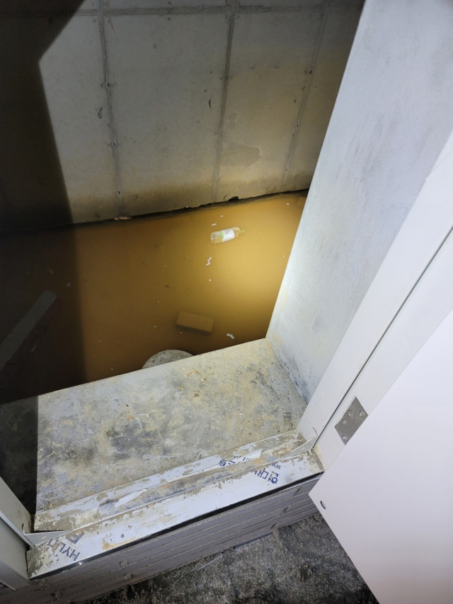 주차장 옆 창고 모습. 바닥에 물이 고여 있다. 비대위 제공