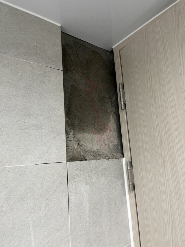 타일을 뜯어내니 건물 안쪽까지 완전히 젖어 있는 상태다. 입주예정자들은 정확한 원인 파악이 어렵다며 해체 후 재시공을 요구하고 있다. 비대위 제공