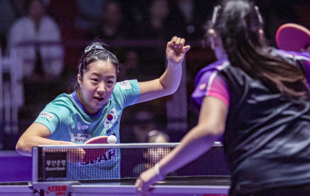 탁구 국가대표 신유빈이 18일 오후 부산 해운대구 벡스코에서 열린 'BNK부산은행 2024 부산세계탁구선수권대회' 여자단체전 조별리그 5조 3차전 대한민국과 푸에르토리코의 경기에서 리시브를 하고 있다. 김종진 기자 kjj1761@
