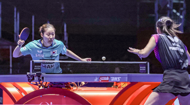 탁구 국가대표 이시온이 18일 오후 부산 해운대구 벡스코에서 열린 'BNK부산은행 2024 부산세계탁구선수권대회' 여자단체전 조별리그 5조 3차전 대한민국과 푸에르토리코의 경기에서 리시브를 하고 있다. 김종진 기자 kjj1761@