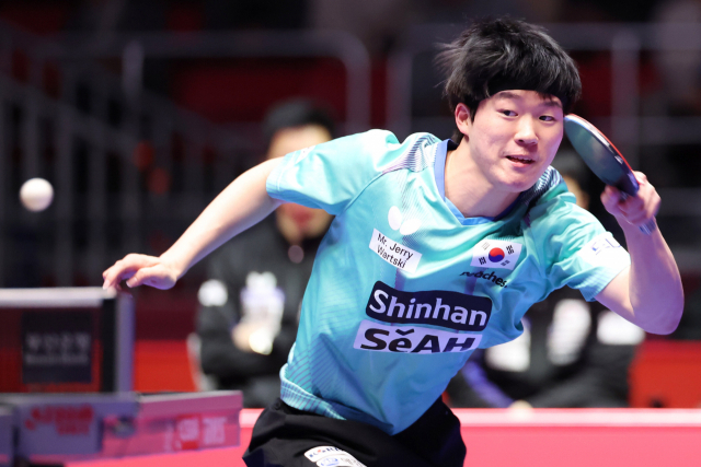 지난 17일 열린 ‘BNK부산은행 2024 부산세계탁구선수권대회’ 남자부 조별리그 3조 2차전에서 뉴질랜드를 상대로 데뷔전을 치른 한국 대표팀의 막내 박규현(왼쪽). 오른쪽은 한국전에 출전한 티모시 최. 부산세계탁구선수권 조직위 제공