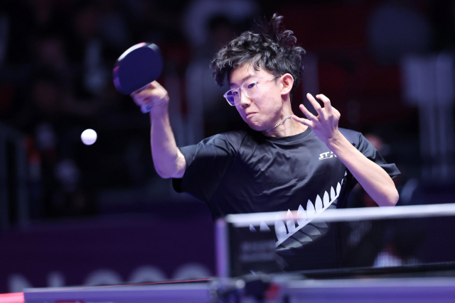 지난 17일 열린 ‘BNK부산은행 2024 부산세계탁구선수권대회’ 남자부 조별리그 3조 2차전에서 뉴질랜드를 상대로 데뷔전을 치른 한국 대표팀의 막내 박규현(왼쪽). 오른쪽은 한국전에 출전한 티모시 최. 부산세계탁구선수권 조직위 제공