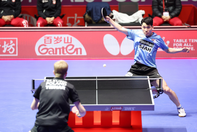 16일 오전 부산 해운대구 벡스코에서 BNK부산은행 2024 부산세계탁구선수권대회 조별예선 한국 대 폴란드의 경기. 한국 임종훈이 폴란드 레짐스키를 상대로 공격하고 있다. 부산일보 DB