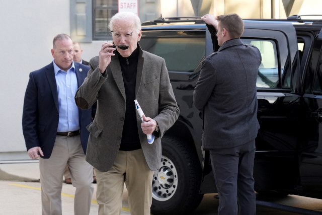 조 바이든(가운데) 대통령이 17일(현지시간) 델라웨어주 러호버스 해변에 있는 성당의 미사에 참석한 후 떠나면서 기자들과 이야기하기 위해 걸어가고 있다. AP연합뉴스