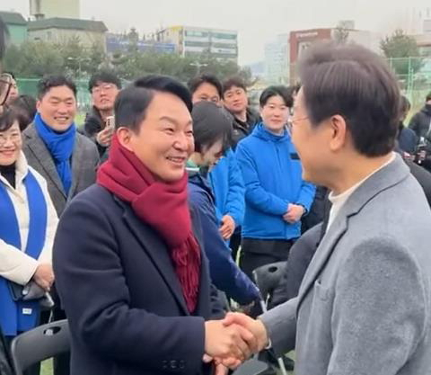 더불어민주당 이재명 대표와 국민의힘 원희룡 전 장관이 18일 인천 계양구 축구협회 시무식에서 만나 악수하고 있다. 연합뉴스