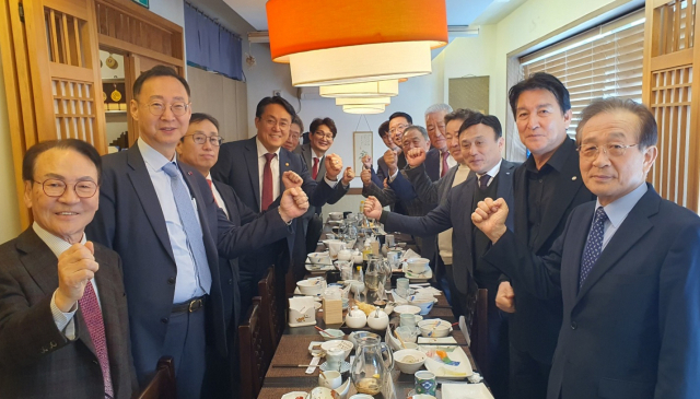 강도형 해양수산부 장관이 16일 부산을 방문해 7개 수협의 조합장, 수산물 유통·가공업체와 지자체 관계자 등과 '부산지역 수산업단체 오찬 간담회'를 가지며 기념 촬영하고 있다. 연합뉴스