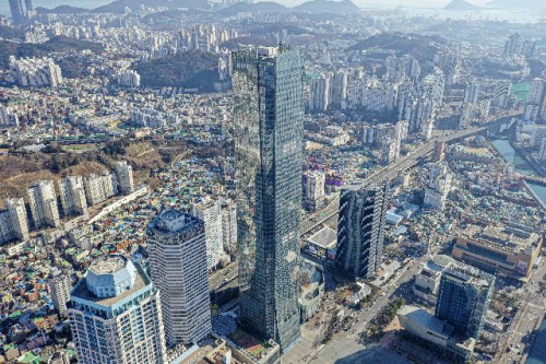 한국거래소와 한국자산관리공사(캠코) 등 부산지역 대표 금융기관들이 입주해 있는 부산 남구 문현동 문현금융단지와 부산국제금융센터(BIFC) 전경. 부산일보DB