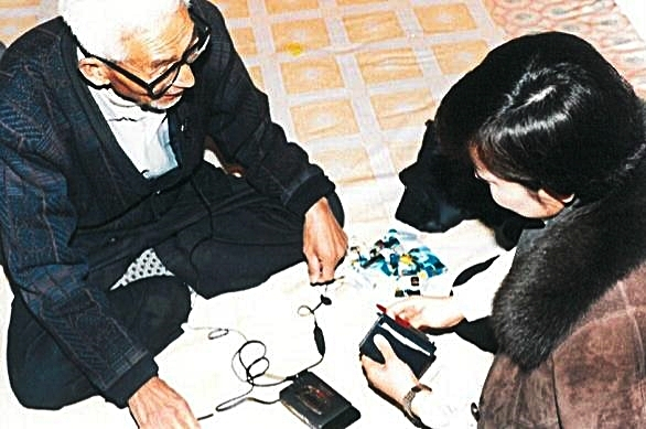 이헌홍 교수팀이 중국 현지에서 구연설화를 채록하는 모습. 부산일보 DB