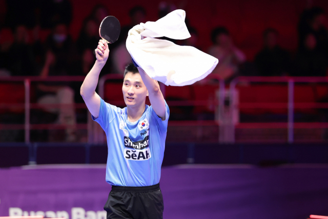 18일 칠레전 승리 직후 관중들에게 화답하고 있는 한국 남자대표팀 이상수. 부산세계탁구선수권 조직위 제공