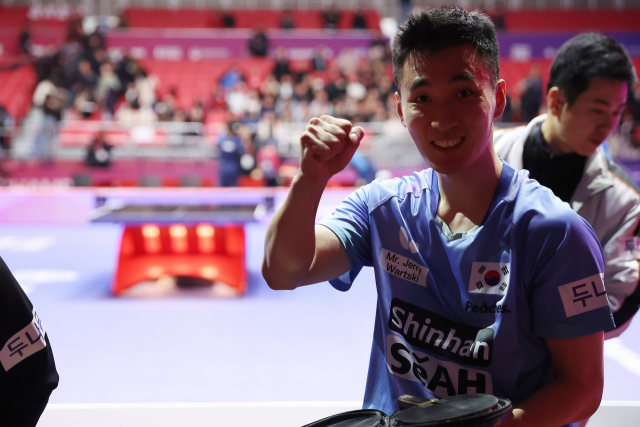 18일 칠레전 승리 직후 관중들에게 탁구공을 선물하며 활짝 웃고 있는 한국 남자대표팀 이상수. 부산세계탁구선수권 조직위 제공