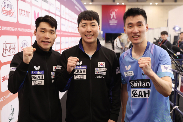 18일 칠레전 승리 후 공동취재구역에서 밝은 표정으로 인터뷰에 응하는 한국 남자대표팀 장우진·임종훈·이상수.(왼쪽부터) 부산세계탁구선수권 조직위 제공
