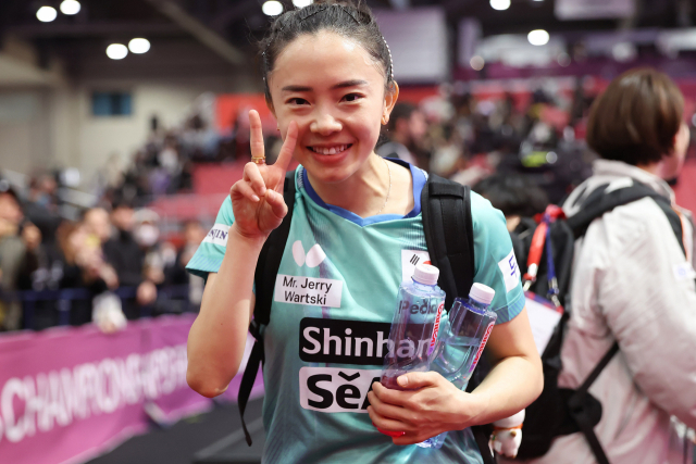 18일 푸에르토리코전 승리 직후 활짝 웃으며 기념촬영에 응한 한국 여자대표팀 전지희. 부산세계탁구선수권 조직위 제공