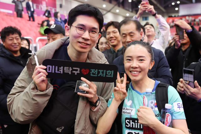 18일 푸에르토리코전 승리 직후 활짝 웃으며 팬과 기념촬영을 한 한국 여자대표팀 전지희. 부산세계탁구선수권 조직위 제공