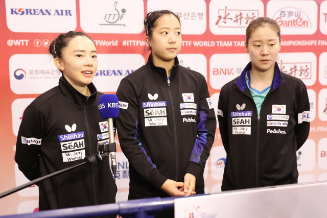 18일 푸에르토리코전 승리 후 공동취재구역에서 밝은 표정으로 인터뷰에 응하는 한국 여자대표팀 전지희·신유빈·이시온.(왼쪽부터) 부산세계탁구선수권 조직위 제공