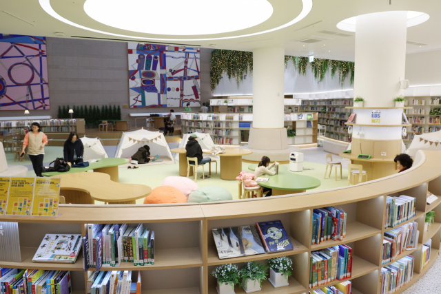 부산시청 어린이복합문화공간 ‘들락날락’. 정대현 기자 jhyun@