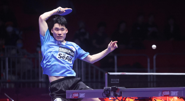 19일 부산 해운대구 벡스코에서 열린 BNK부산은행 2024부산세계탁구선수권대회 남자 단체전 한국과 인도 경기에서 한국 장우진이 인도 하르밋 데사이를 상대로 경기를 펼치고 있다. 이재찬 기자 chabn@