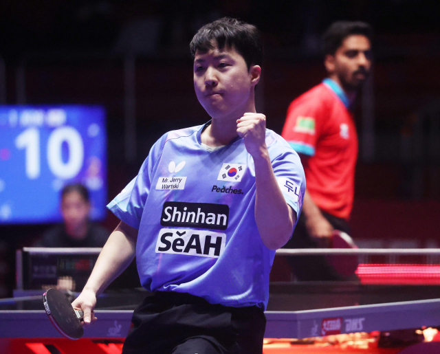 19일 부산 해운대구 벡스코에서 열린 BNK부산은행 2024부산세계탁구선수권대회 남자 단체전 한국과 인도 경기에서 한국 임종훈이 인도 사티얀 그나나세카란을 상대로 득점한 뒤 주먹을 불끈 쥐고 있다. 이재찬 기자 chabn@