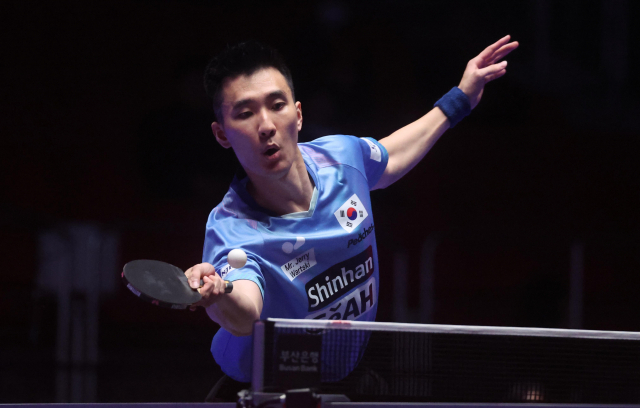 19일 부산 해운대구 벡스코에서 열린 BNK부산은행 2024부산세계탁구선수권대회 남자 단체전 한국과 인도 경기에서 한국 이상수가 인도 카말 아찬타를 상대로 경기를 펼치고 있다. 이재찬 기자 chabn@