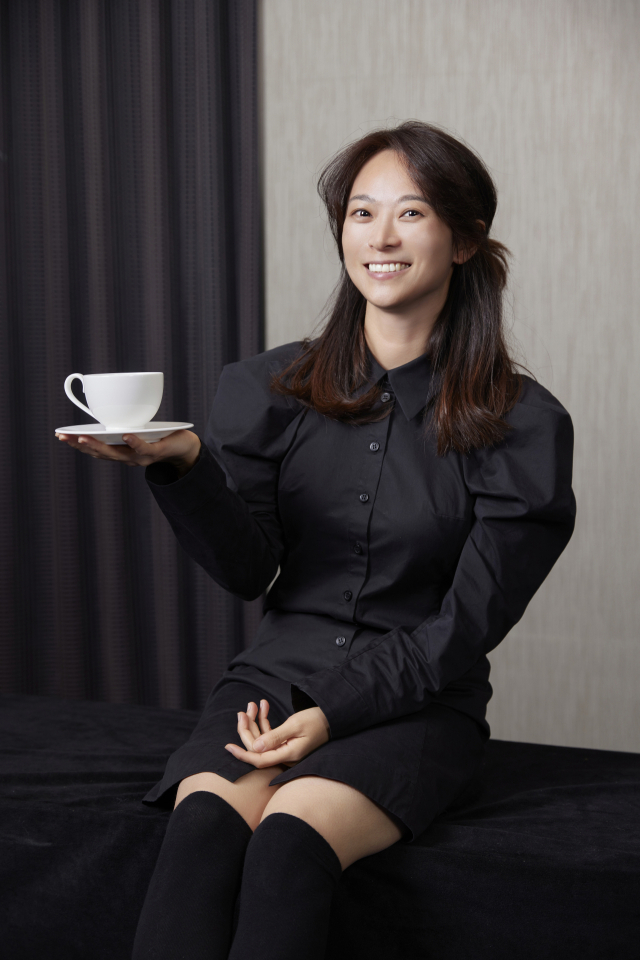 부산시립국악관현악단은 오는 27일 오전 11시 부산문화회관 중극장에서 브런치 콘서트인 ‘국악 살롱’을 16년 만에 재개한다. 사진은 이날 '토크 & 뮤직'의 주인공 부산모모스커피 전주연 바리스타. 부산시립국악관현악단 제공