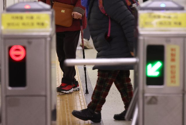 총선을 앞두고 노인 도시철도 무임승차 존폐 논란이 재점화하고 있다. 서울의 한 도시철도 역에서 노인들이 개찰구를 통과하고 있다. 연합뉴스