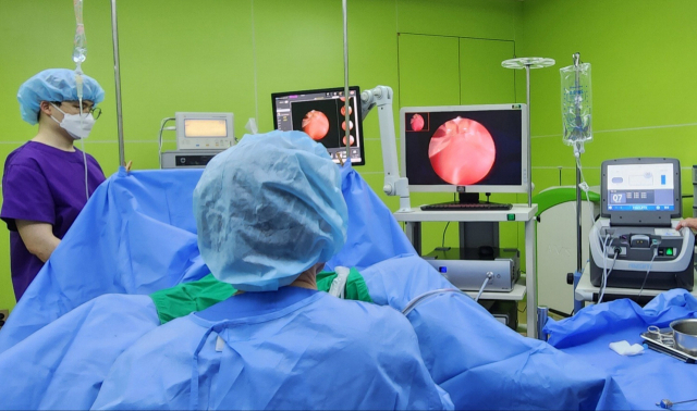 최근 보건복지부가 전립선비대증 신의료기술로 고시한 ‘리줌 시술’이 안전성과 효과를 인정받아 주목을 받고 있다. 고온 수증기를 커진 전립선 조직에 쏘는 리줌 시술을 하고 있는 정경우 원장. 정경우스마일비뇨의학과 제공